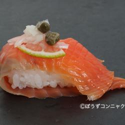 サーモン寿司 角上魚類】サーモンが10cm級！480円「炙りチーズ寿司」は“半生