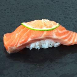 サーモン寿司 角上魚類】サーモンが10cm級！480円「炙りチーズ寿司」は“半生